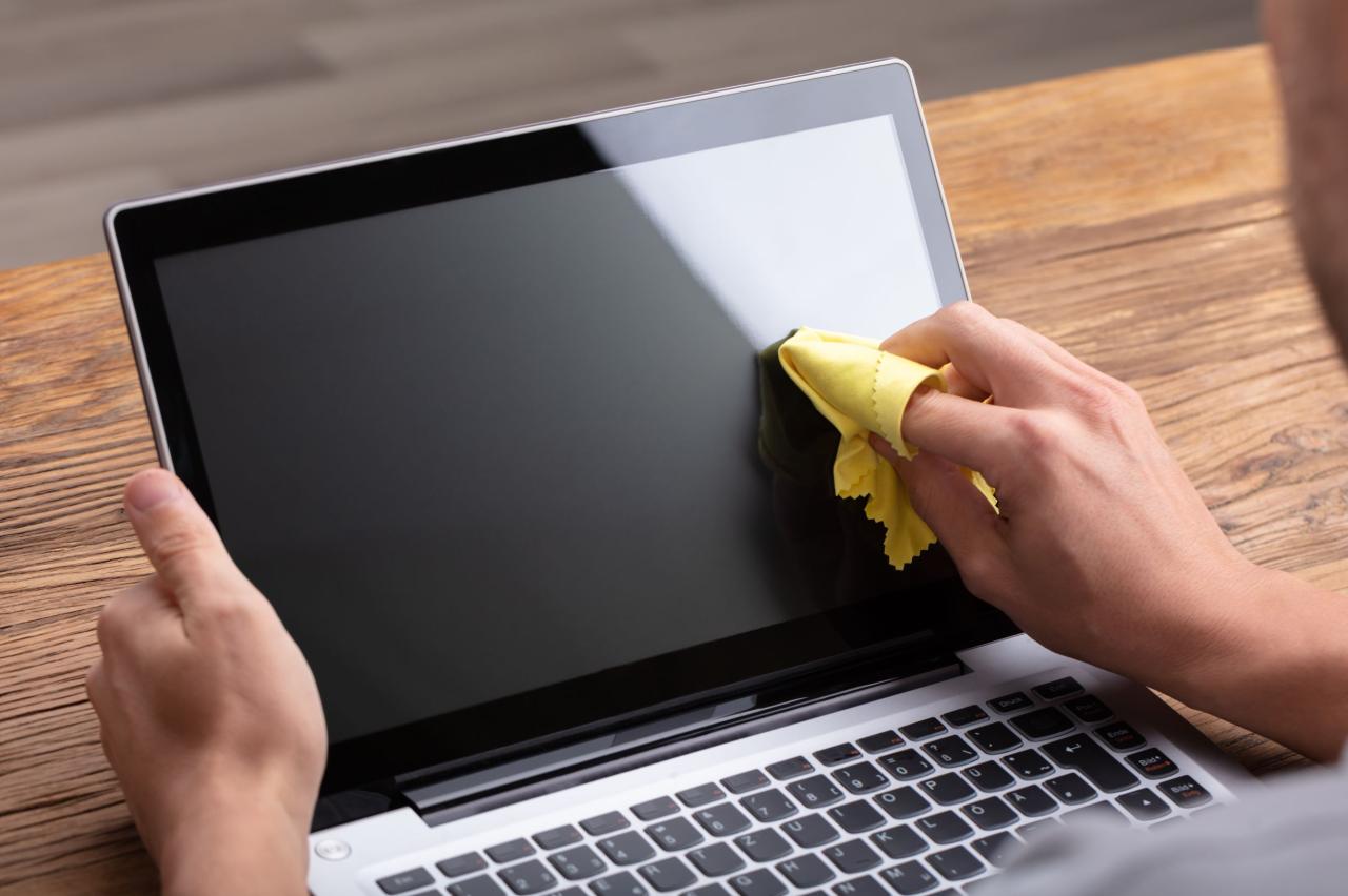 How To Clean A Laptop Screen - Sweepsouth What Is The Best Way To Clean My Laptop Screen
